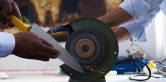 Jak ostrzyć brzytwę na pasie?