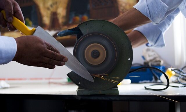 Jak ostrzyć brzytwę na pasie?