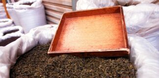 Jak nakładać sypki cień do powiek?