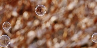 Czy można myć okulary wodą z mydłem?