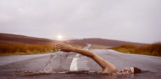 Czy warto pływać w czepku?