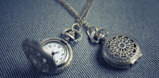 Co oznacza naszyjnik z żyletką?