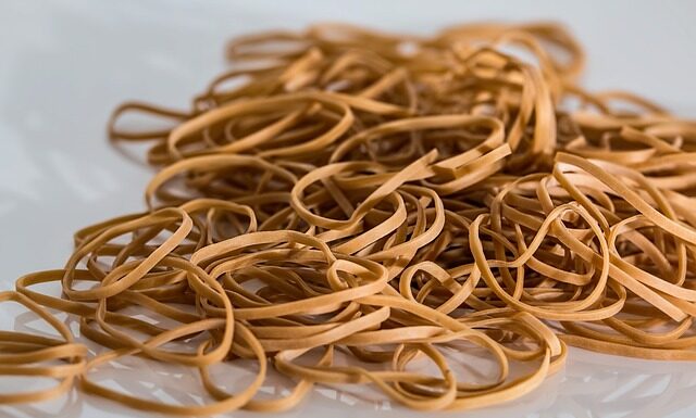 Jak wiązać włosy żeby ich nie niszczyć? Jak wiązać włosy żeby ich nie niszczyć?