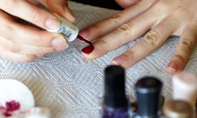 Czy zmywacz do paznokci niszczy paznokcie?