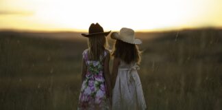 Jakie sukienki odmładzają?