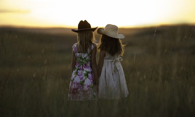 Jakie sukienki odmładzają?