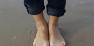 Co oznaczają podwinięte nogawki?