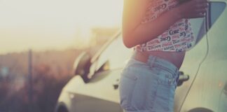 Do czego nosić dżinsowe szorty?