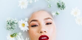 Czy kąpiel zmywa opaleniznę?