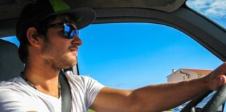 Z czym nosić luźne spodnie?