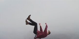 Jak nosić koszulę do spodenek?